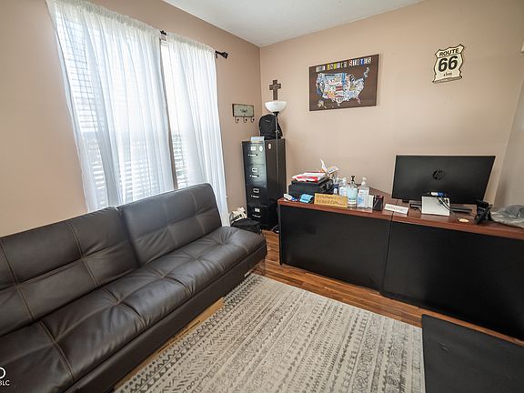3rd image of 6913 Thousand Oaks Ln