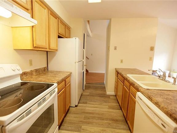 4th image of 13 Deerfield Ct