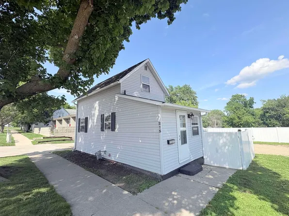 215 N 4th St, Forest City, IA 50436