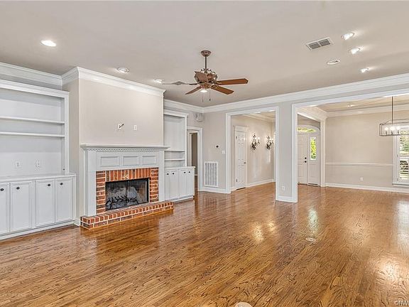 5th image of 1018 N Pointe Cir