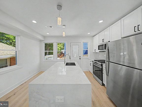 3rd image of 5614 Blaine St NE