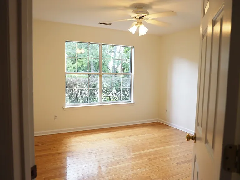 1406 Clairmonte Cir — Photo 10