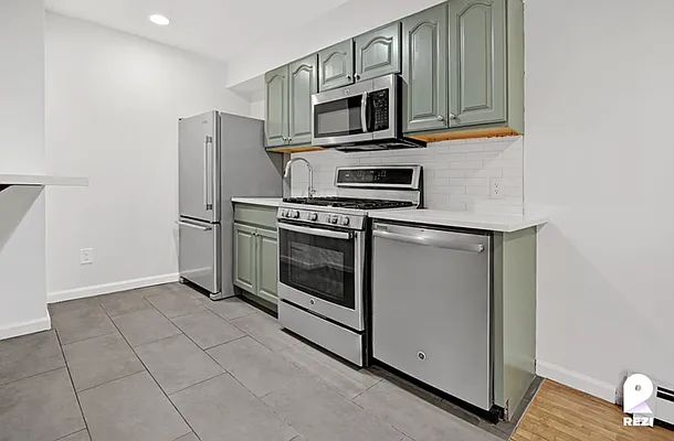 Rented by REZI | media 9