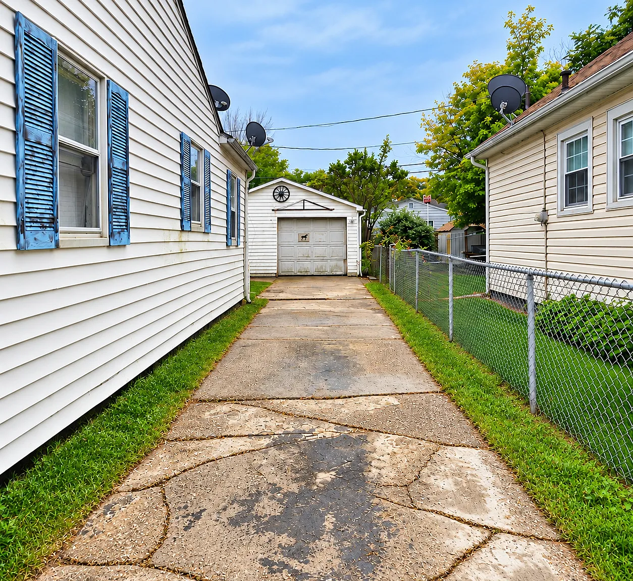 Charming Pet-Friendly 3BR Home with Central AC & Spacious Parking in Flint! — Photo 2