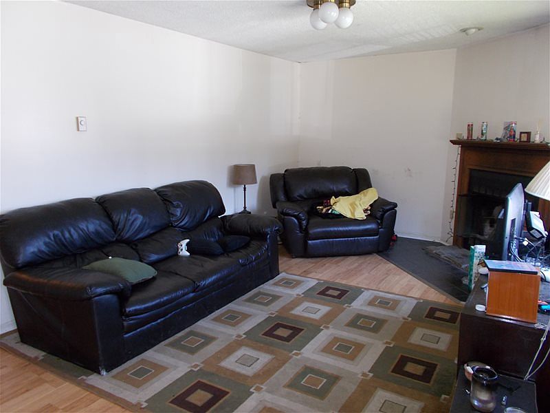 2nd image of 214 Creekside Ln