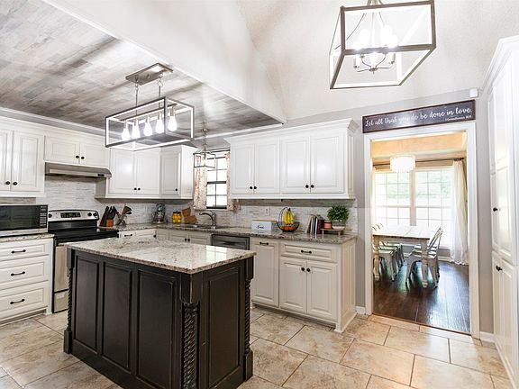 3rd image of 253 Lake Crescent Cir