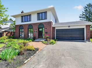 15 Markham Ave, Ottawa, ON K2G3Z1