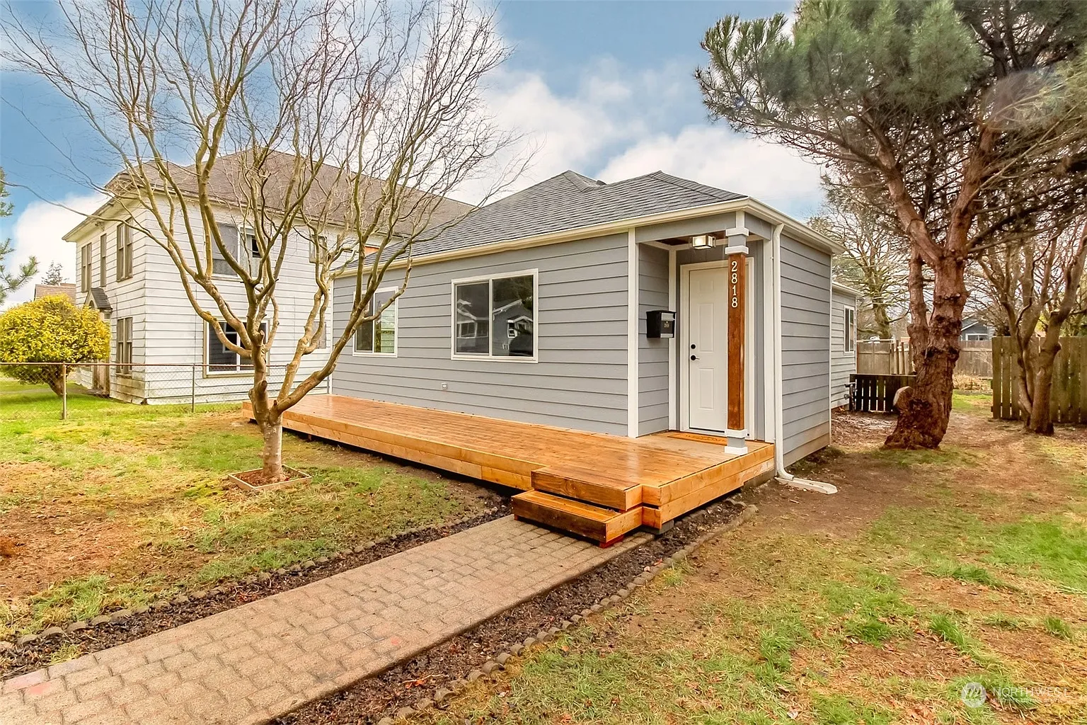 2818 Sumner Avenue photo 1
