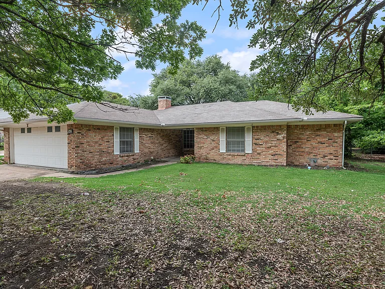 512 E Willow Ln — Photo 4