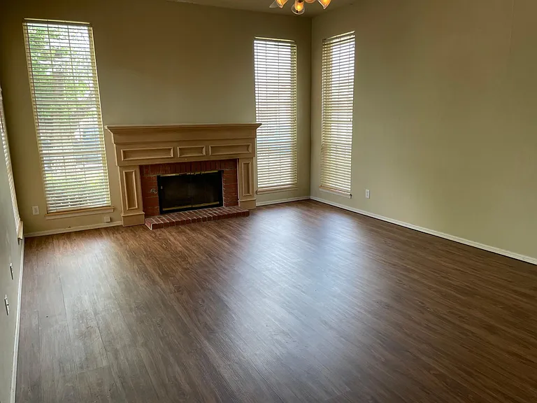 320 Albany Dr — Photo 7