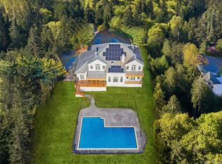 28 Old Neck Road S, Center Moriches, NY 11934