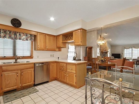5th image of 71 Montgomery Ln #1/1