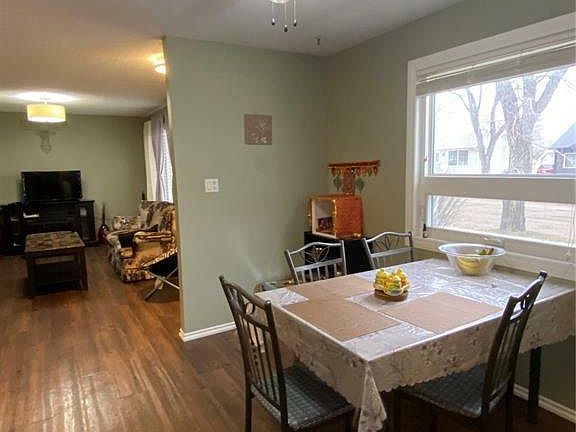 5th image of 182 Maple Ave