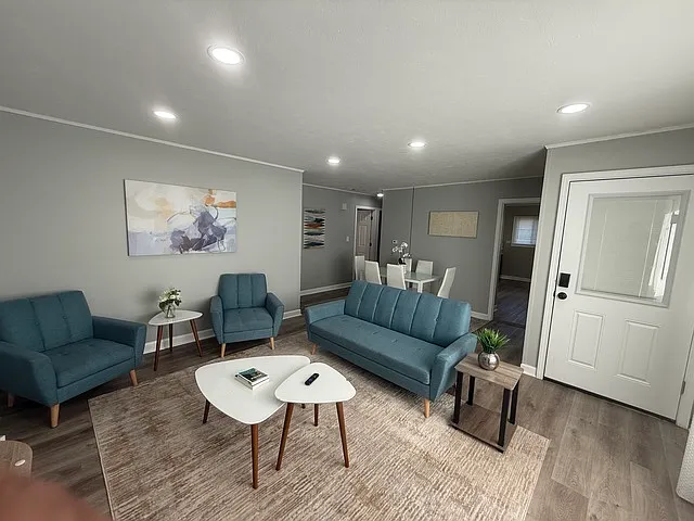3 bed, 1350 sqft, $3,000 — Photo 3