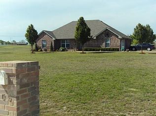 105 Tiger Ln, Trenton, TX 75490