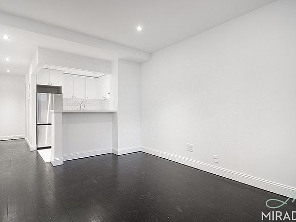 2nd image of 304 E 20th St APT Lle
