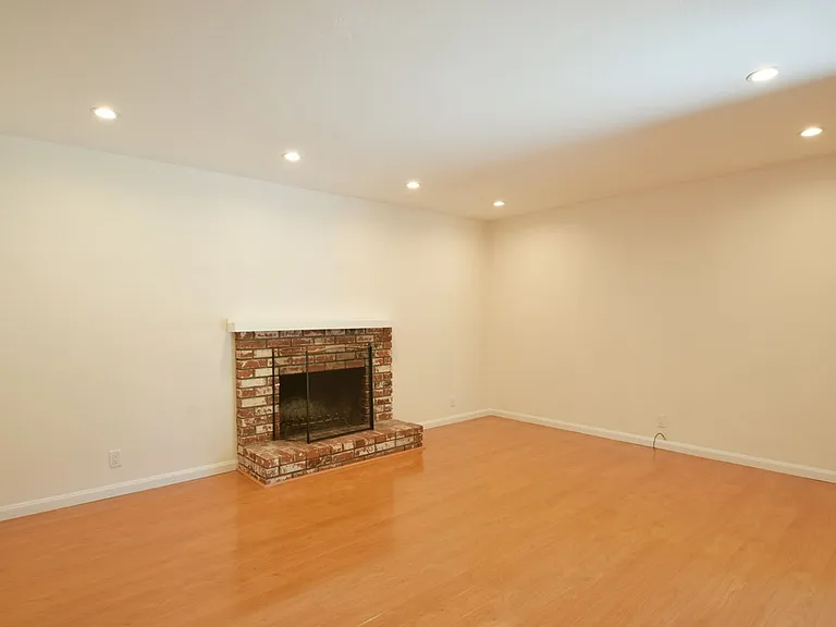 817/819 E Dana St — Photo 5