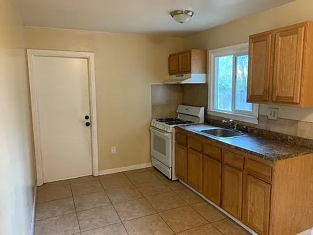 2 bed, 692 sqft, $1,700 — Photo 2