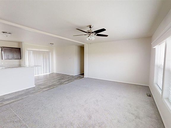 3rd image of 527 S Roosevelt Road V