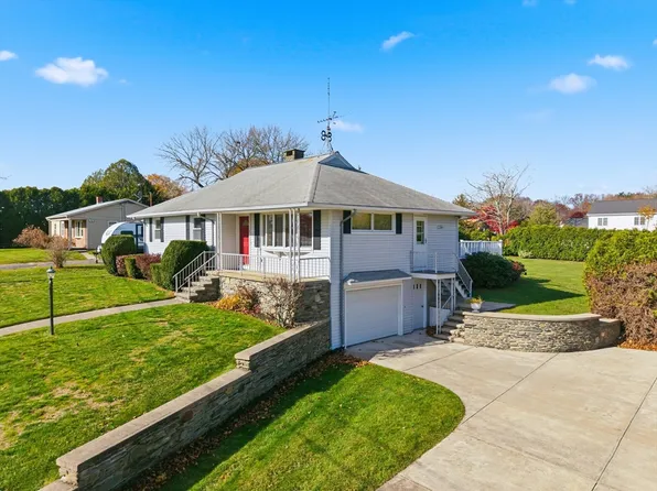 9 Monmouth St, Acushnet, MA 02743