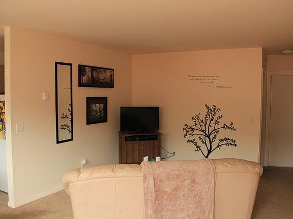 2nd image of 4770 Point Loma Ave APT 102