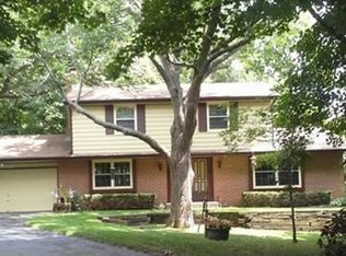 S69W24535 Longview Ct, Waukesha, WI 53189