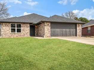 2725 Briarwood Dr, Paris, TX 75460