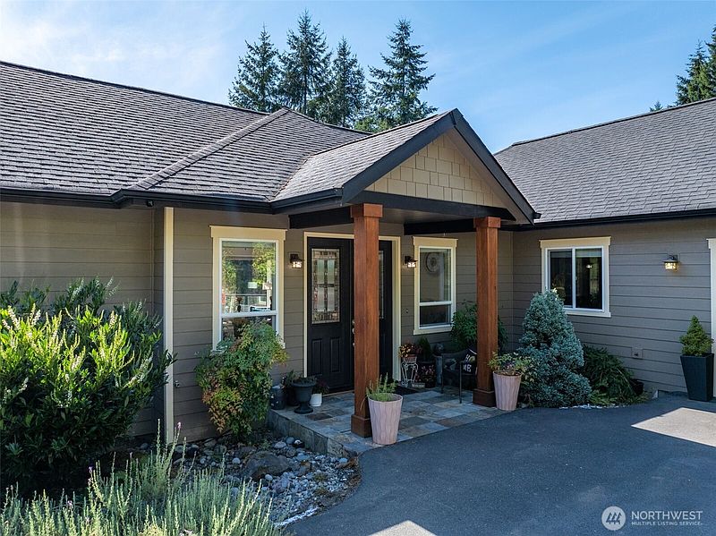 5th image of 403 SE Crestview Drive