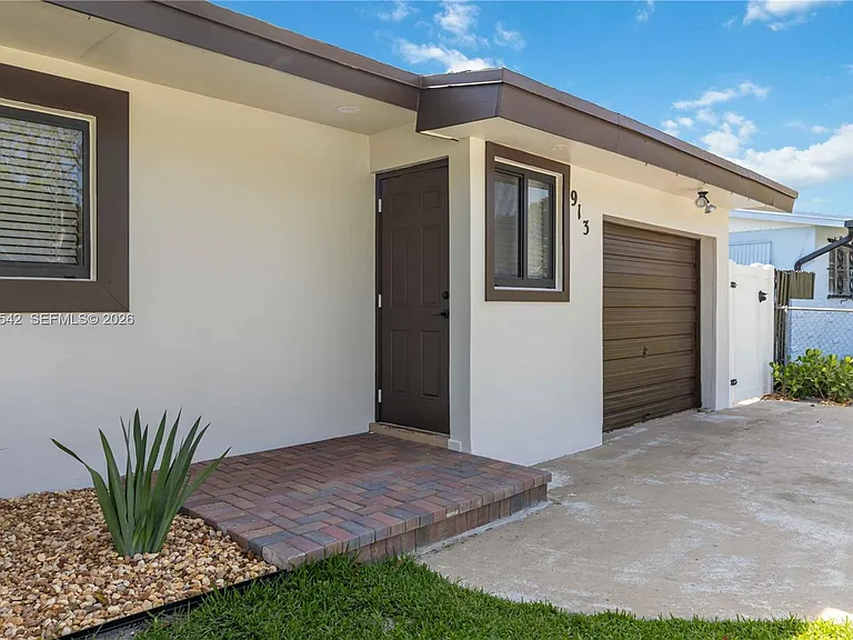 913 SW 49th Ave — Photo 5