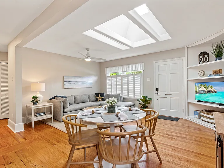 1010 Virginia Dr — Photo 12