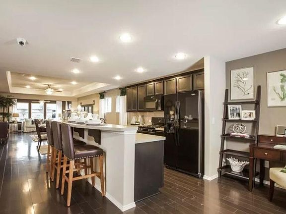 3rd image of 410 Fannin Ct