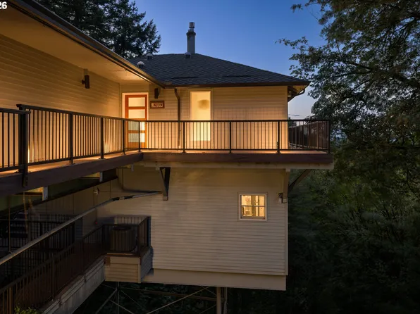 2445 SW Montgomery Dr, Portland, OR 97201