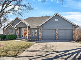 15707 Sahler St, Omaha, NE 68116