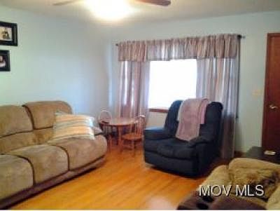 4th image of 710 Elm St