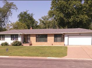26 Oakbrook Dr, Bettendorf, IA 52722