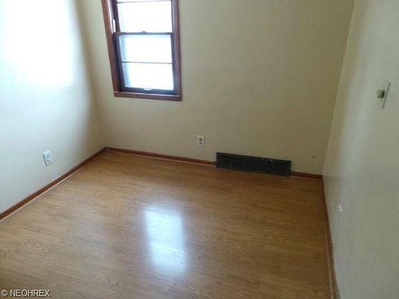 4th image of 5585 Columbia Dr