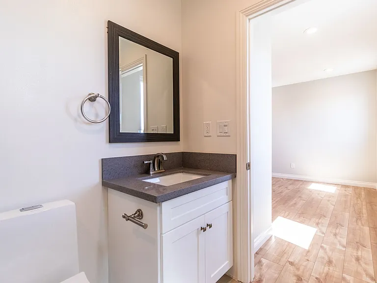 1737 S Longwood Ave — Photo 15