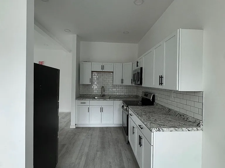 547 N 8th St #2 — Photo 3