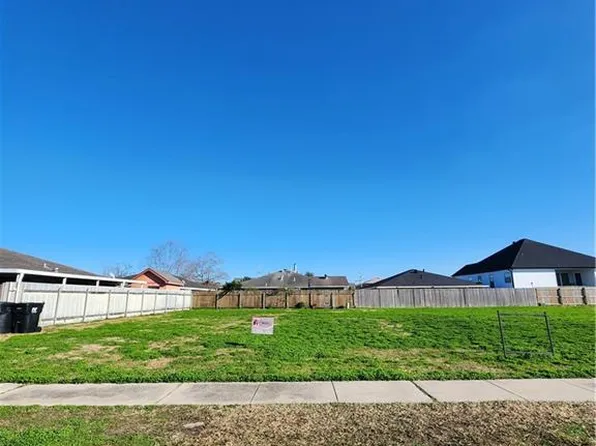 3501 Decomine St, Chalmette, LA 70043