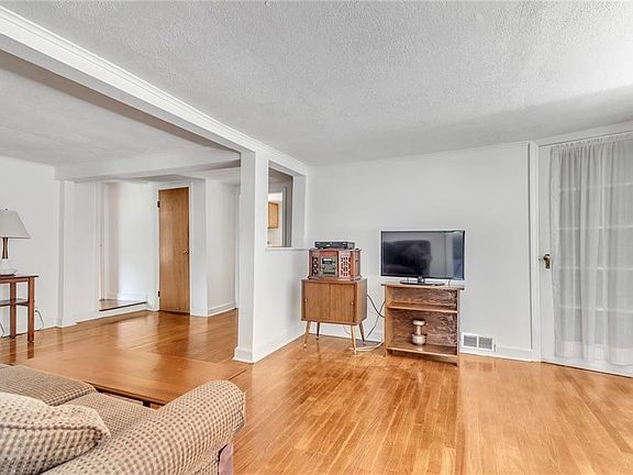 3rd image of 22 Virginia Ln