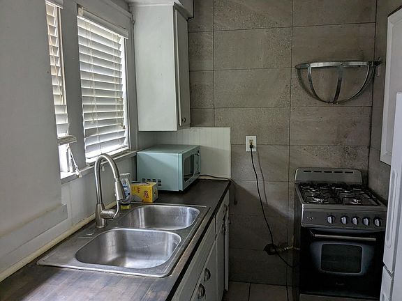 4th image of 2213 Cumberland St Floor 1