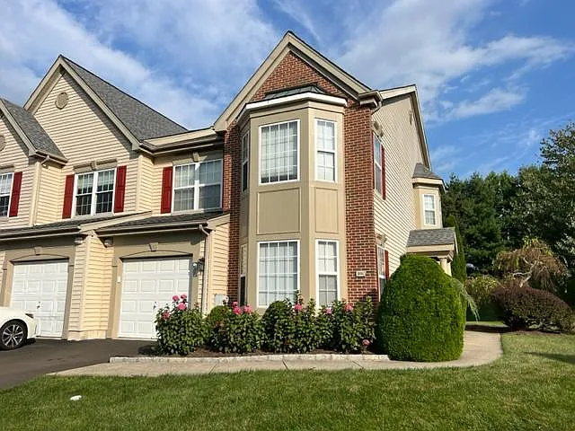 201 White Pine Ct — Photo 2