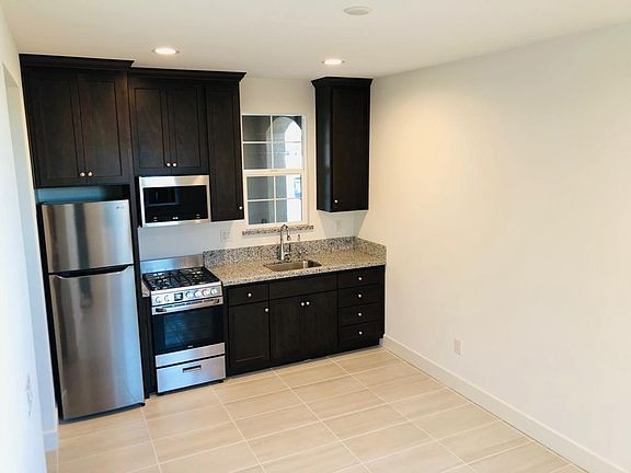4th image of 2232 Davie Pl
