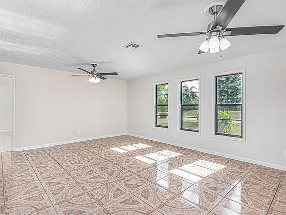 5th image of 1089 SE Shakespeare Ave