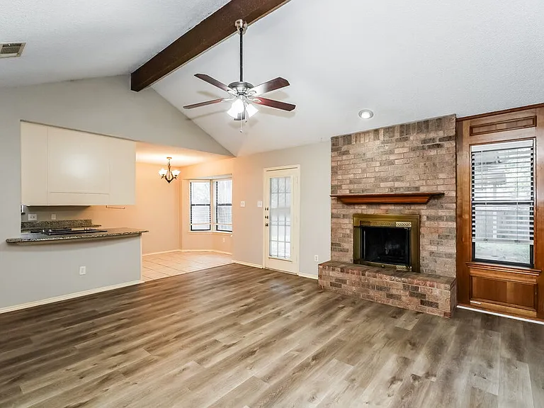 709 Daniels Dr — Photo 4