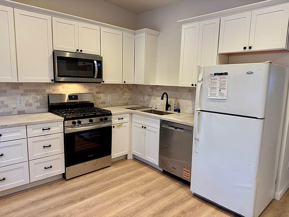 3rd image of 670 Pineland Dr Unit B
