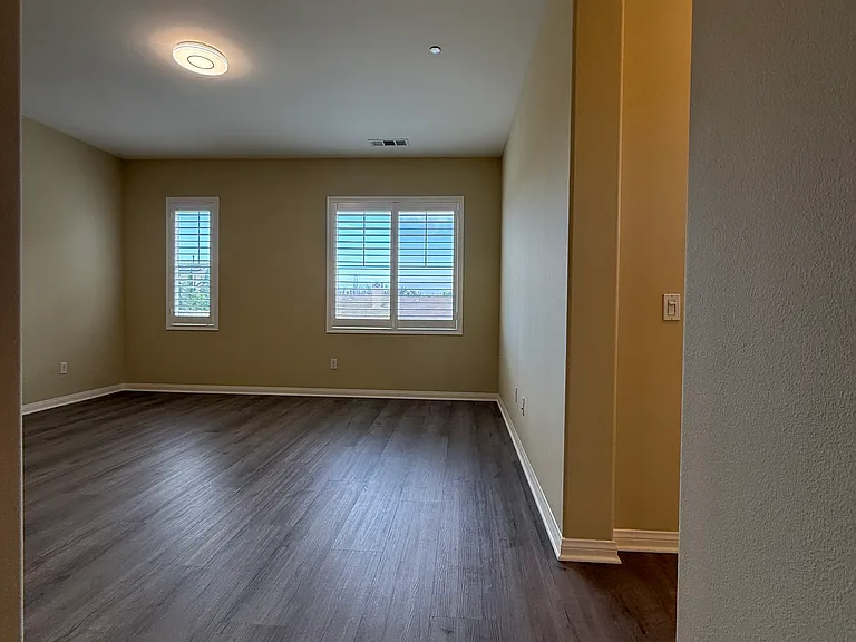 Eucalyptus Ave — Photo 12