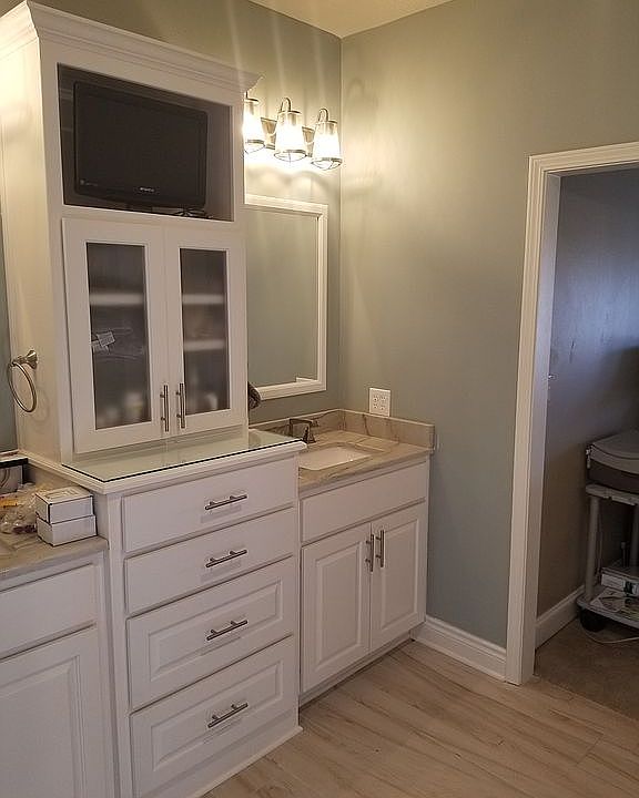 master bath w/tv