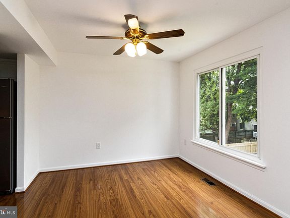 2nd image of 12 Metz Ct