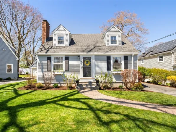 74 Eastwood Cir, West Roxbury, MA 02132